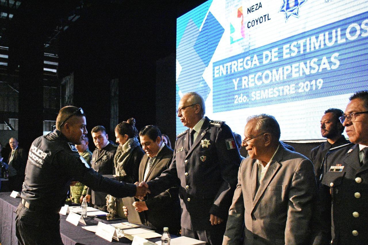 Mejoran salario a policías de Neza