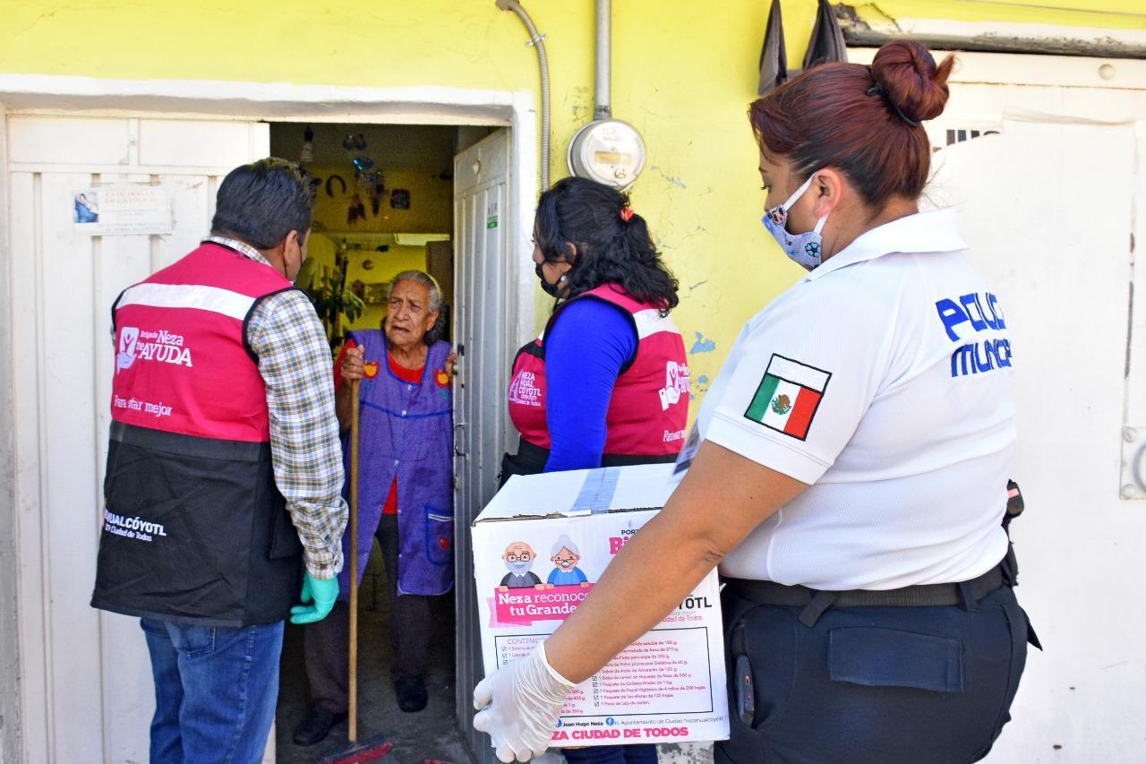 Entregan despensas a familias de Neza