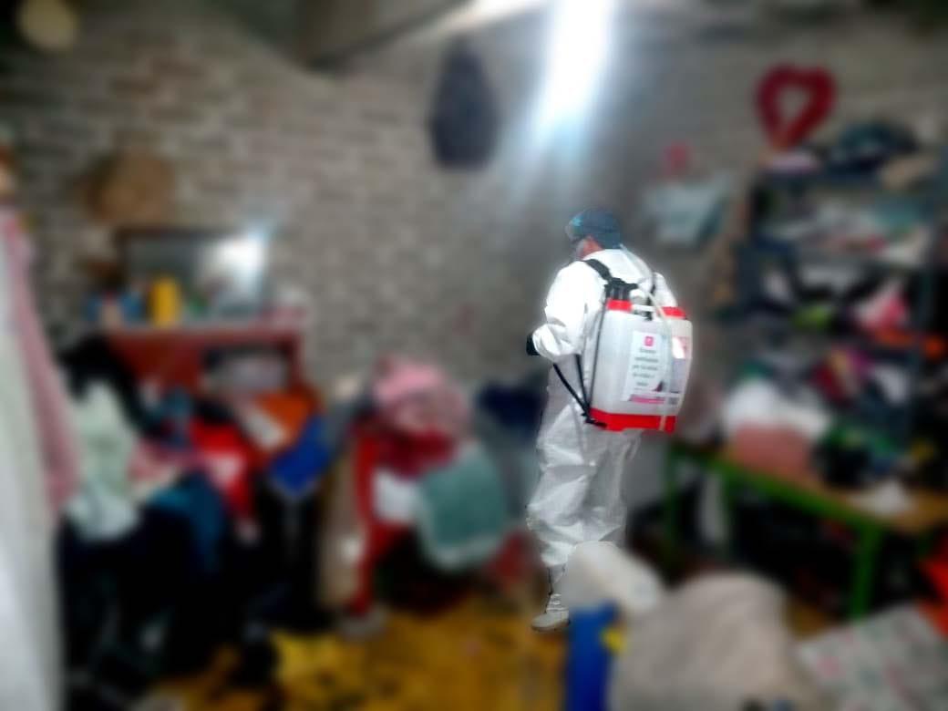 Sanitizan moradas con casos de COVID-19