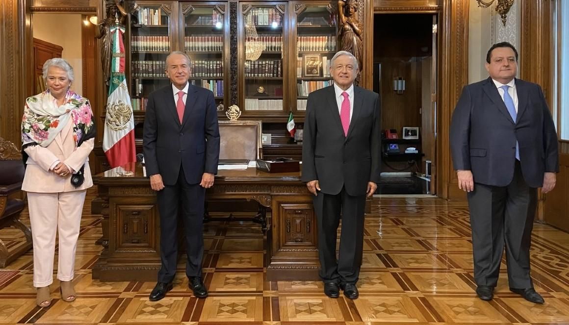 AMLO, atestigua relevo de la Conago