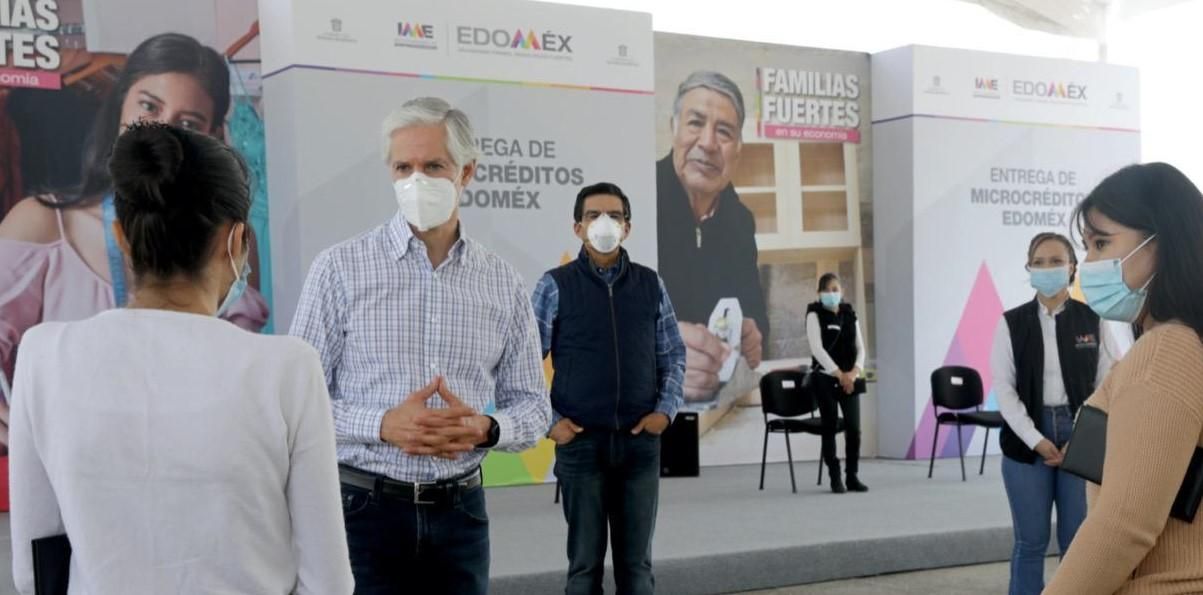 Entrega microcréditos a emprendedoras
