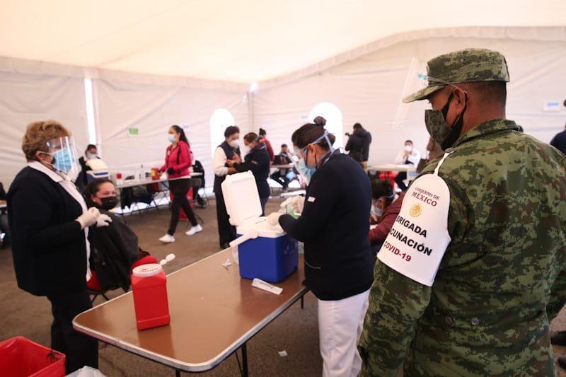 Inicia vacunación de médicos en Edoméx