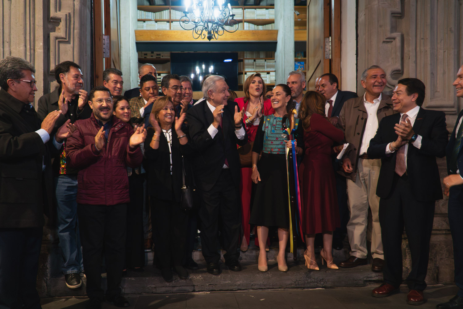 Sheinbaum recibe bastón de  mando de manos de AMLO