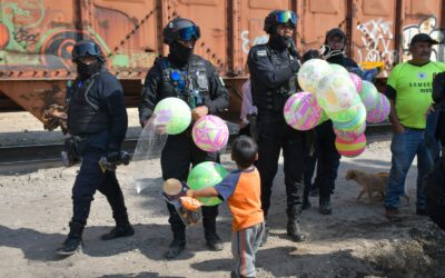 Policías luchadores de Neza, le dan su apoyo a los Reyes Magos