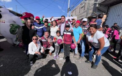 Ponen felices a los niños de Neza con entrega de juguetes