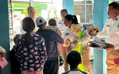 Niños vulnerables, reciben juguetes de policías de Neza