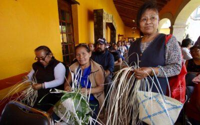 IIFAEM credencializa a artesanos en Chimalhuacán