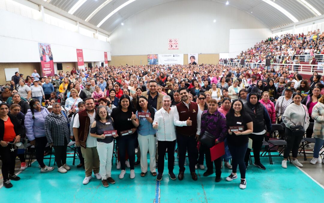 Entregan tarjeta del programa Mujeres con Bienestar en Nezahualcóyotl