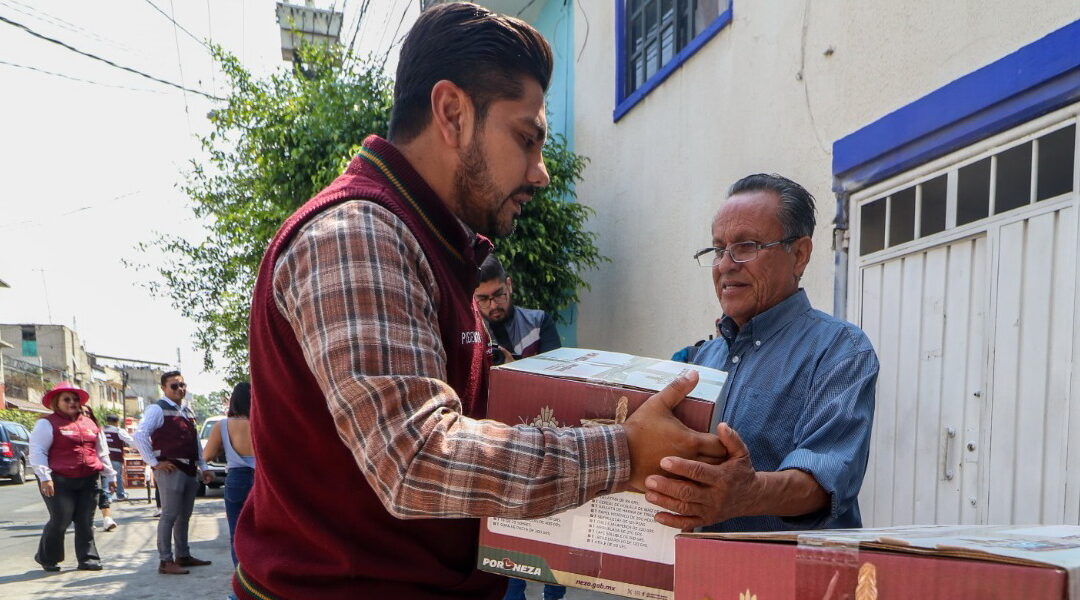 Ante situación de pobreza, entregan canasta alimentaria a 3ra Edad en Nezahualcóyotl