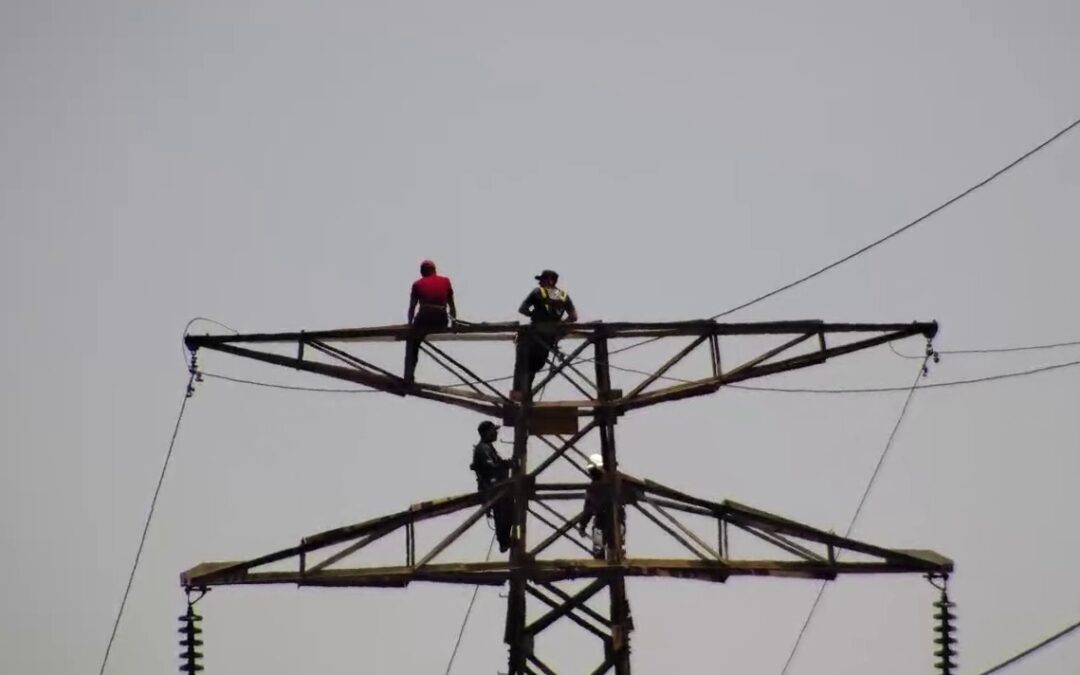 Bomberos “enganchan” por teléfono a joven para evitar que se suicidara