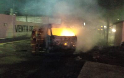 Apagan Bomberos inceno de combi en Ecatepec