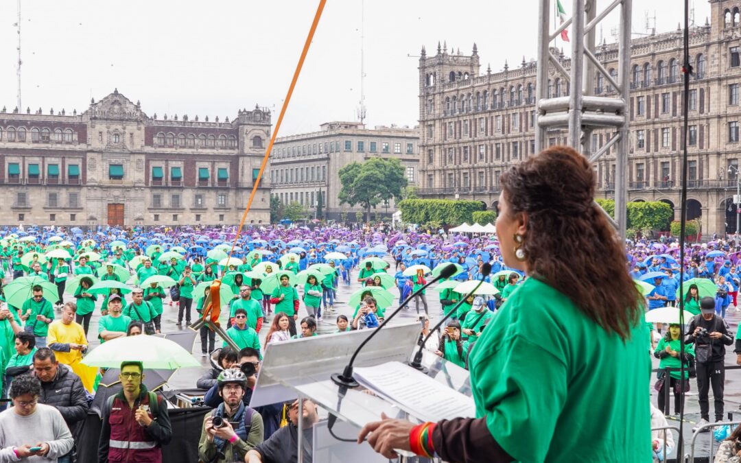 Instalan en la CDMX la bandera LGBTIQ+ más grande del mundo