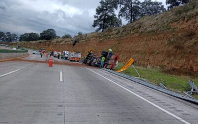 Vuelca pipa de gas y genera  larga fila de vehículos varados