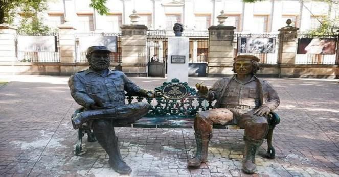 Retira Delegación Cuauhtémoc monumento conocido como “Banca del Ché y Fidel”