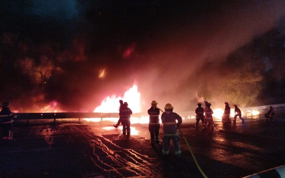 Se registró volcadura de pipa de 64 mil litros de gasolina en la México-Pachuca
