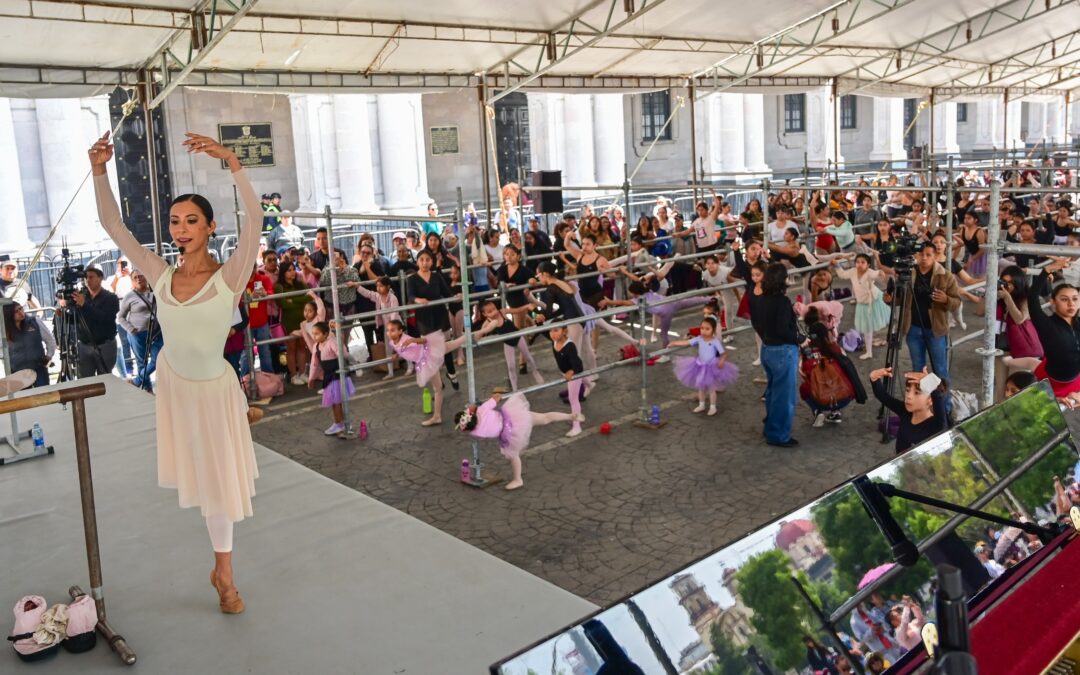 Se unen más 500 personas a clase de danza impartida por Elisa Carrillo