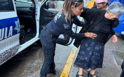 Polis se adaptan al agua para ayudar a la población durante las lluvias