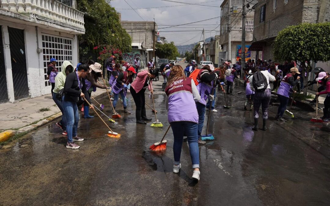Llueve lo de un mes en unas horas y colapsa drenajes de Neza; apoyan a afectados