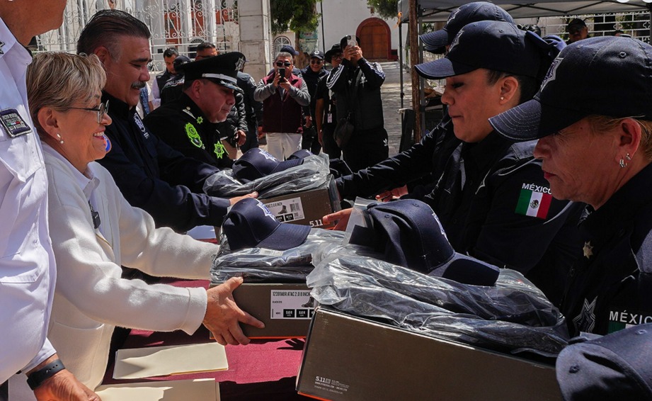 En La Paz Policía recibe equipo táctico y reconocimientos