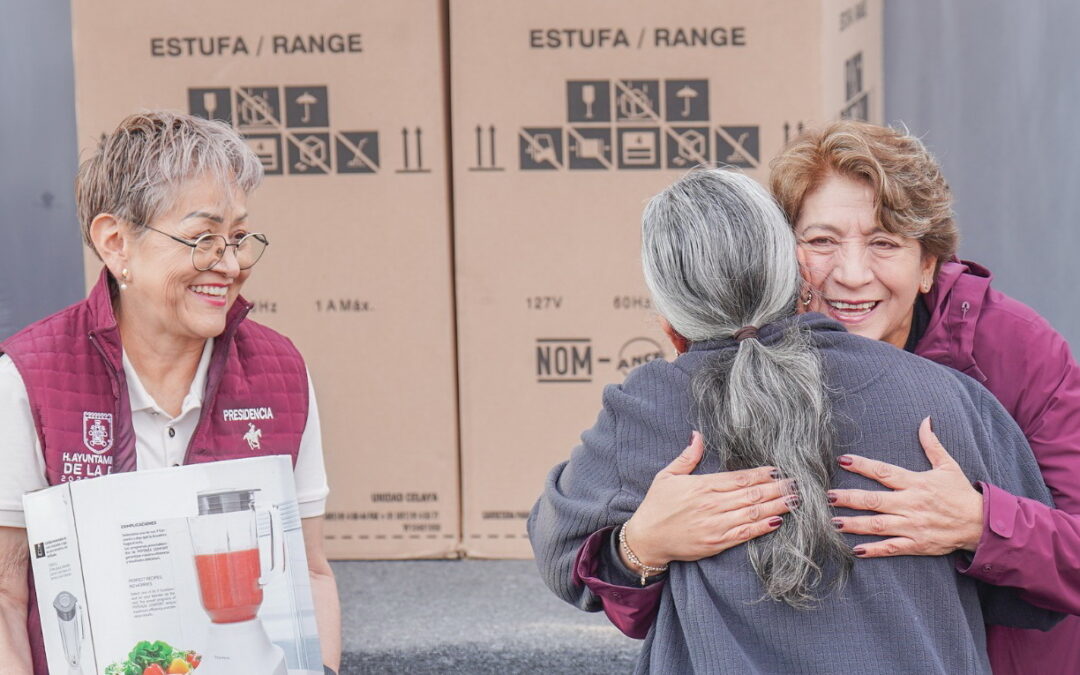 EdoMéx y La Paz entregan enseres domésticos a damnificados por las inundaciones