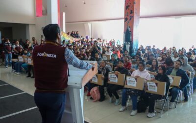Programas “Estudiantes Destacados Neza” y “Talento Joveneza”, entrega laptops