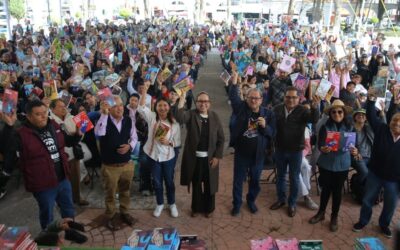 Distribuyen libros de la colección “25 para 25” del FCE en Ecatepec