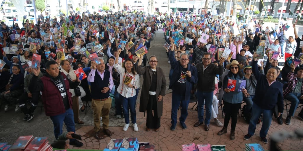 Distribuyen libros de la colección “25 para 25” del FCE en Ecatepec