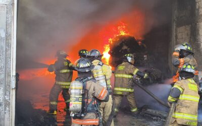 Bomberos de Ecatepec controlan incendio en bodega de cartón y borra
