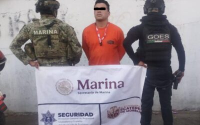 Policía de Ecatepec y Marina detienen a sujeto que portaba subametralladora