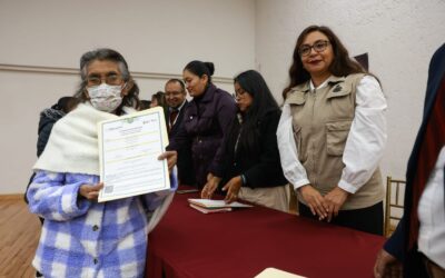 Entregan certificados de educación a adultos mayores en el EdoMéx