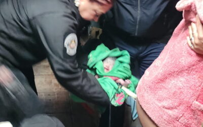 Policía de Nezahualcóyotl apoya inminente labor de parto de dos gemelos