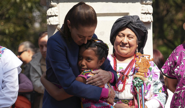 Develan esculturas de mujeres ancestras en el Paseo de las Heroínas en Reforma