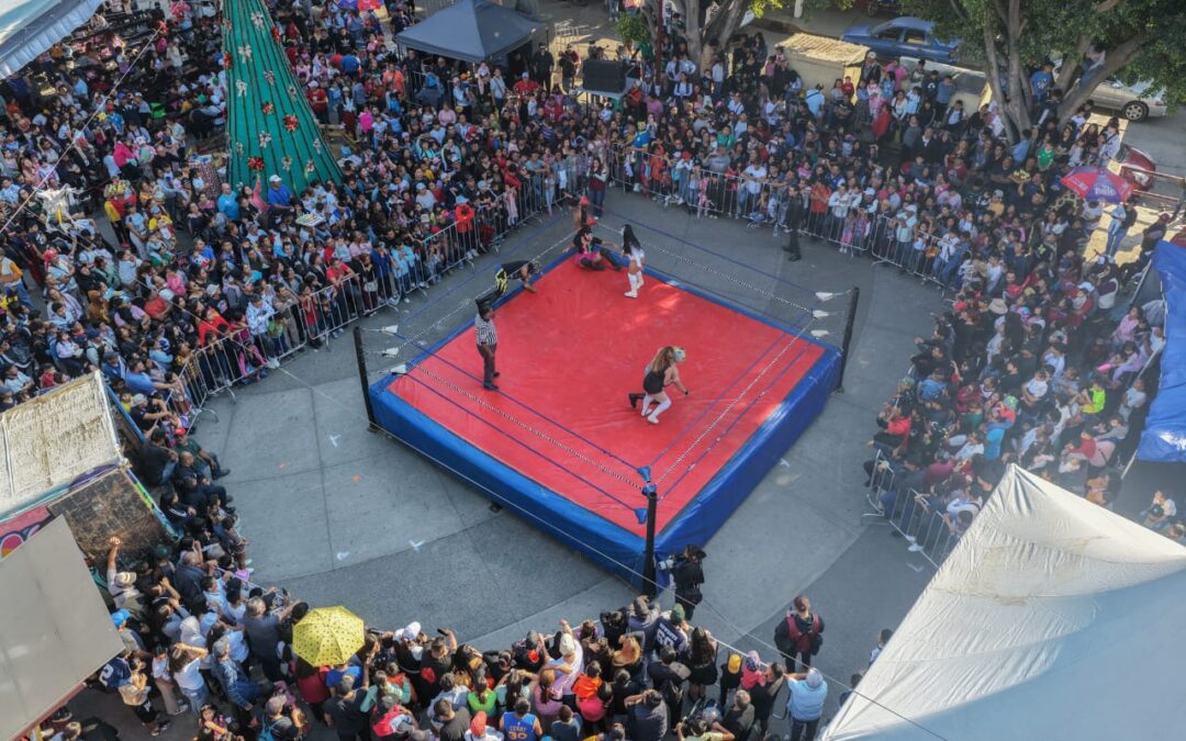 Con reparto de juguetes y lucha libre celebran en La Paz a Los Reyes Magos