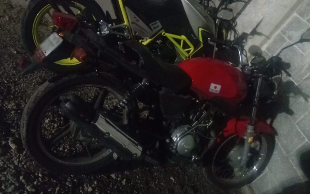 Policías de Neza frustran robo violento de motocicleta y detienen a cinco personas