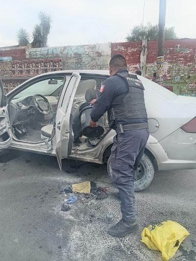 Policía de Chimalhuacán rescata a persona al interior de vehículo en llamas