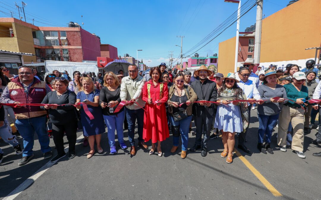 Entregan a chimalhuaquenses calle El Molino recién reconstruida