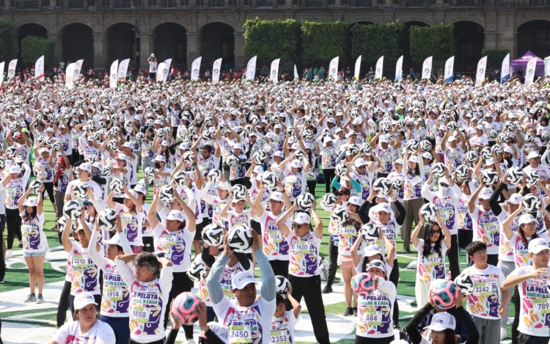 México bate récord Guinness de la Clase de Futbol más Grande del Mundo