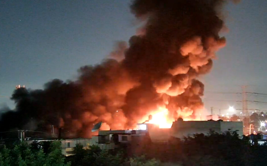 Realizan cierre de autopista Siervo de la Nación tras incendio