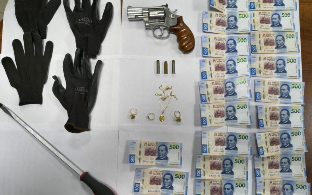 Policía de Neza detiene a tres presuntos responsables de robo a casa habitación
