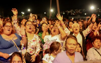 Pedro Fernández puso a cantar a las Mamás de Chimalhuacán