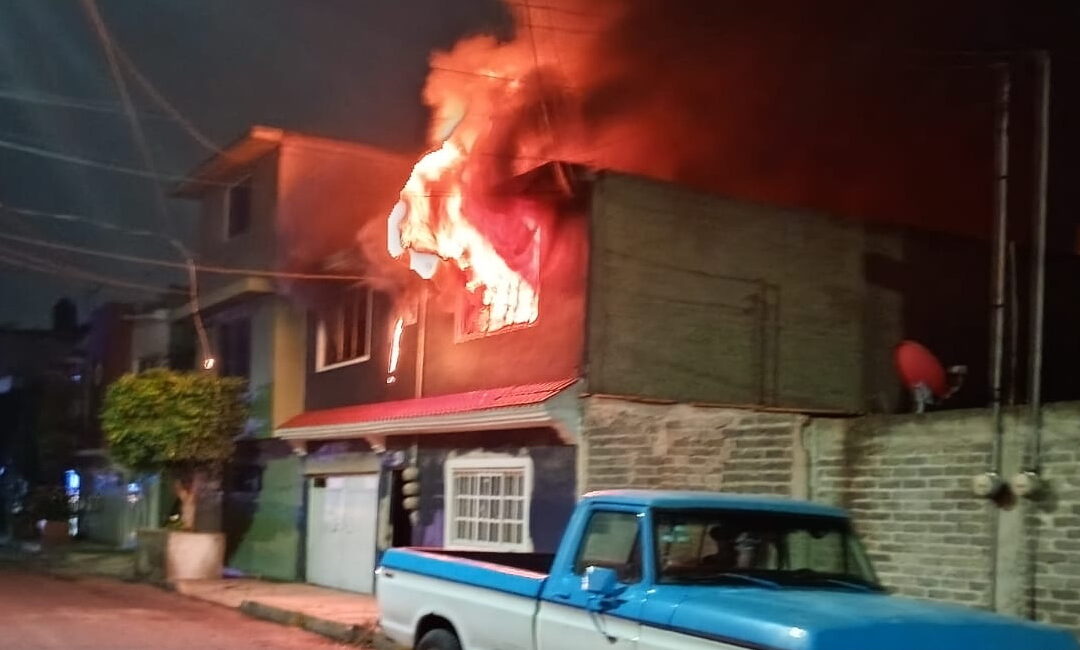 Policías y vecinos donan muebles y víveres a familia afectada por incendio