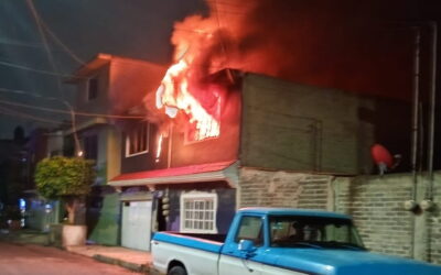 Policías y vecinos donan muebles y víveres a familia afectada por incendio