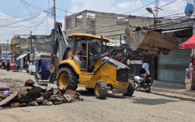 Con retroexcavadora retiran materiales arrastrados tras lluvia copiosa