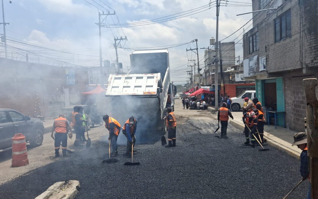 Inician labores provisionales de bacheo en Camino Viejo a Texcoco