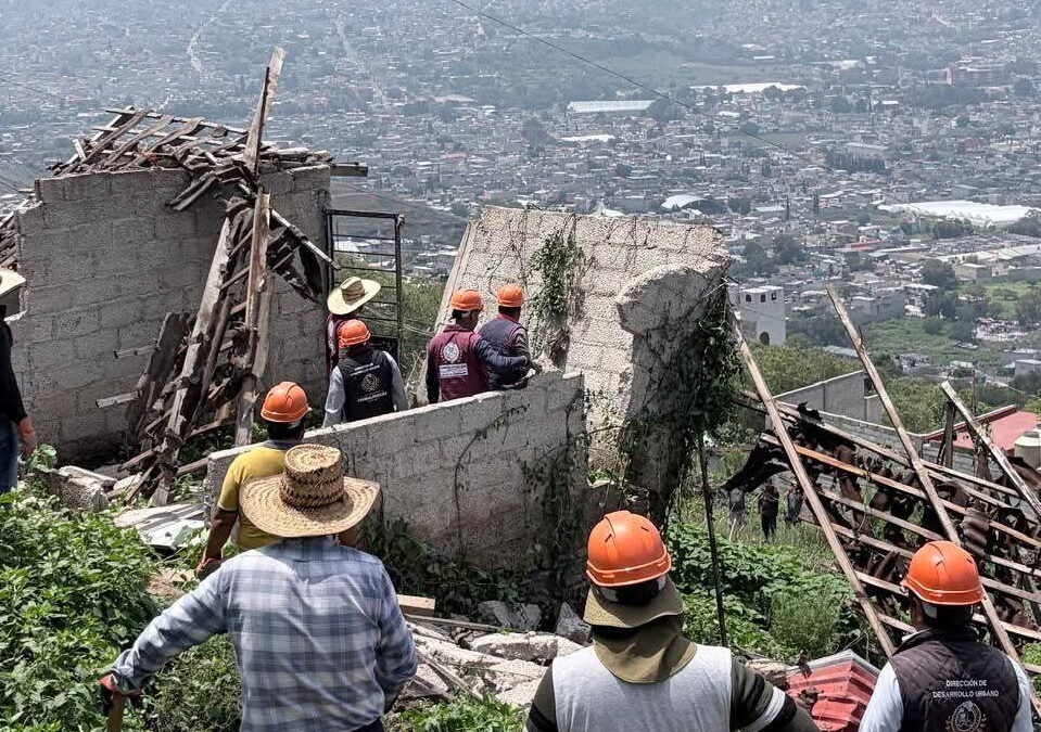 En Chimalhuacán retiran asentamientos humanos irregulares construidos fuera del límite urbano