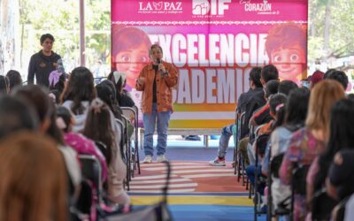 La Paz reconoce a niñas y niños de primaria y secundaria por excelencia académica