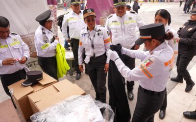 Polis de La Paz reciben uniformes y equipo para tareas de seguridad ciudadana