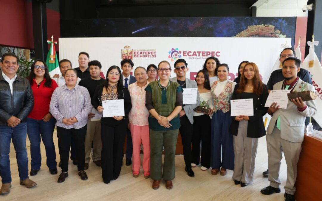 Azucena Cisneros abre espacios a jóvenes para hablar de empleo, educación y negocios
