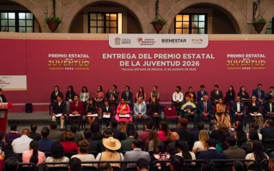 Gobernadora del EdoMéx entrega el Premio Estatal de la Juventud 2026 a joven científica de Neza