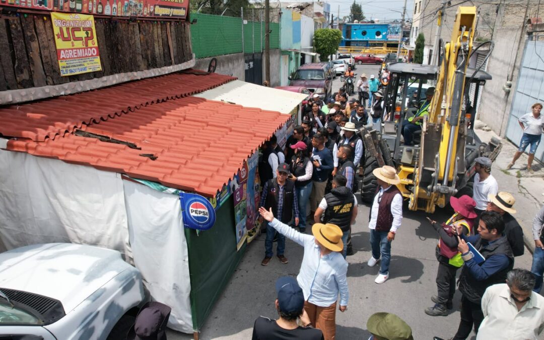 Retiran vehículos abandonados y tienda que invadían calles de Ciudad Azteca